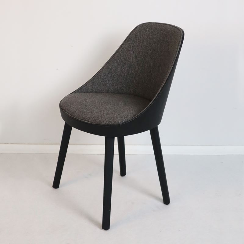 Kaiak trästol, klädd insida grå, rygg och ben svart ek - återbruk