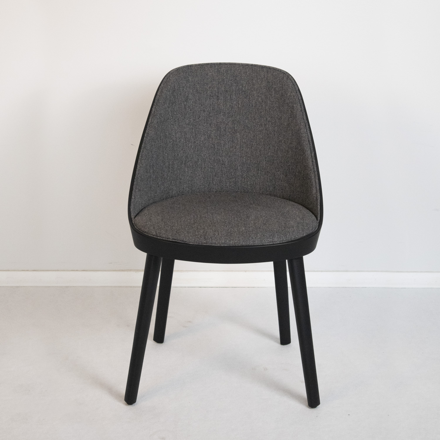 Kaiak wooden chair, gray inside, back and legs black oak