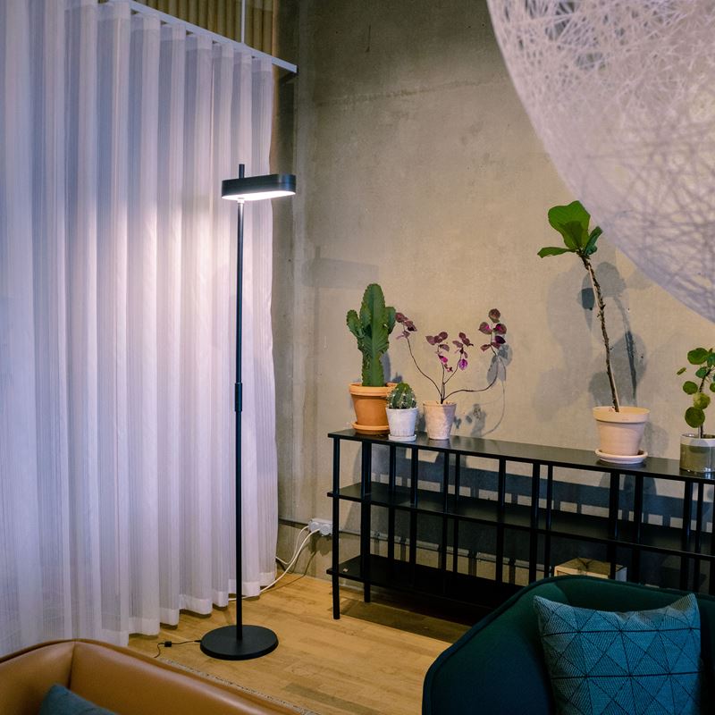 The Lightning golvlampa, svart