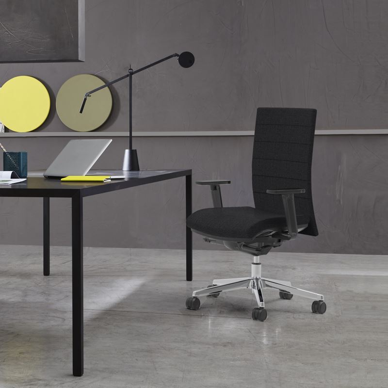 Kontorsstol Soffio, svart med armstöd, alu kryss