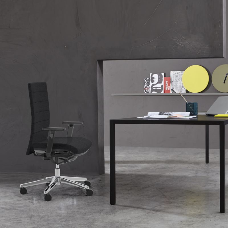 Kontorsstol Soffio, svart med armstöd, alu kryss